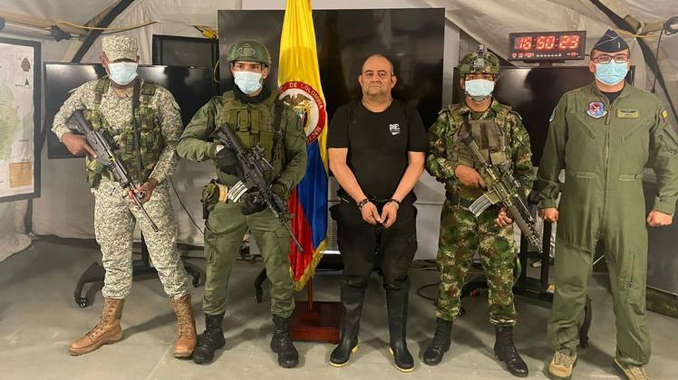 Auf diesem vom Pressebüro des kolumbianischen Präsidenten veröffentlichten Foto steht einer der meistgesuchten Drogenbosse des Landes, Dairo Antonio Usuga (Mitte), Chef des sogenannten Golfclans, auf einem Militärstützpunkt.