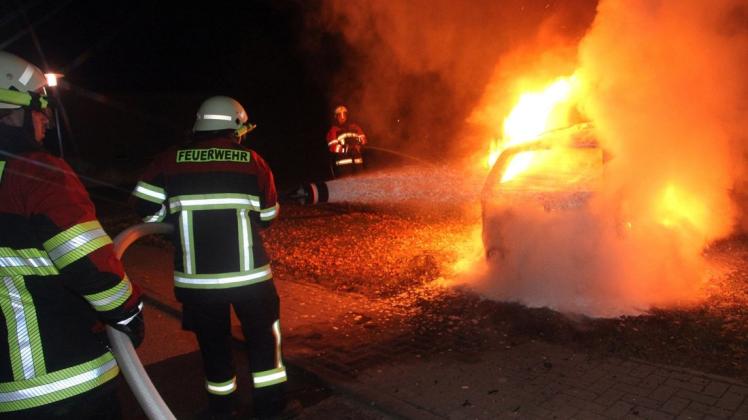 Ein Pkw brennt in Mestlin in der MTS-Straße. Die Feuerwehren aus Mestlin, Obere Warnow und der Gefahrgutwagen der Wehr Parchim waren stundenlang im Einsatz.