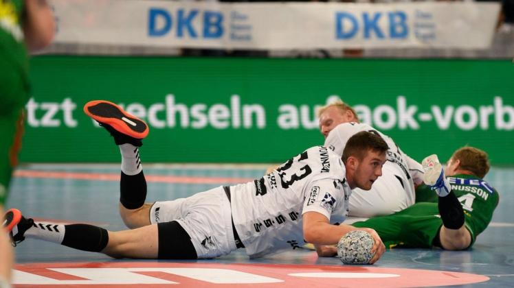 Voller Einsatz: Kiels Nikola Bilyk (von links) und Patrick Wiencek kämpfen gegen Magdeburgs Omar Magnusson um den Ball.