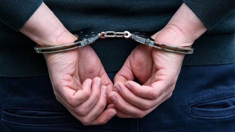 Ein Mann geht lieber ins Gefängnis als die Zeit mit der Familie zu verbringen. Ein Mann geht lieber ins Gefängnis als die Zeit mit der Familie zu verbringen.