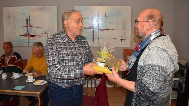 Hatte seit 2014 im Auftrag der Stadt zu geführten Radtouren eingeladen: Jetzt wurde Rolf Karl (l.) aus der Runde der Tourguides von Martin Bouvier, Leiter der Touristinformation, verabschiedet. Hatte seit 2014 im Auftrag der Stadt zu geführten Radtouren eingeladen: Jetzt wurde Rolf Karl (l.) aus der Runde der Tourguides von Martin Bouvier, Leiter der Touristinformation, verabschiedet.