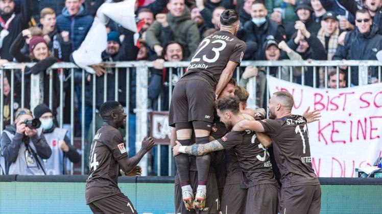 Die Kiezkicker vom FC St. Pauli bejubeln den Treffer zum zwischenzeitlichen 3:0 gegen Hansa Rostock.