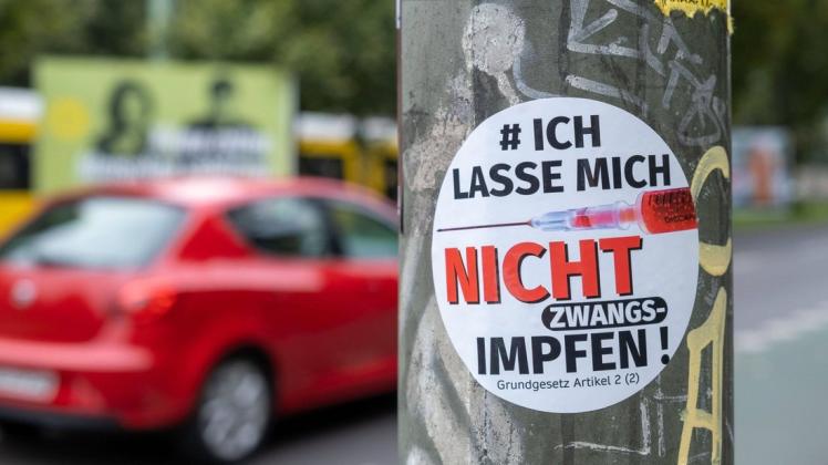 "Ich lasse mich nicht impfen" - Sticker von Impfgegnern an einem Ampelmast in Berlin