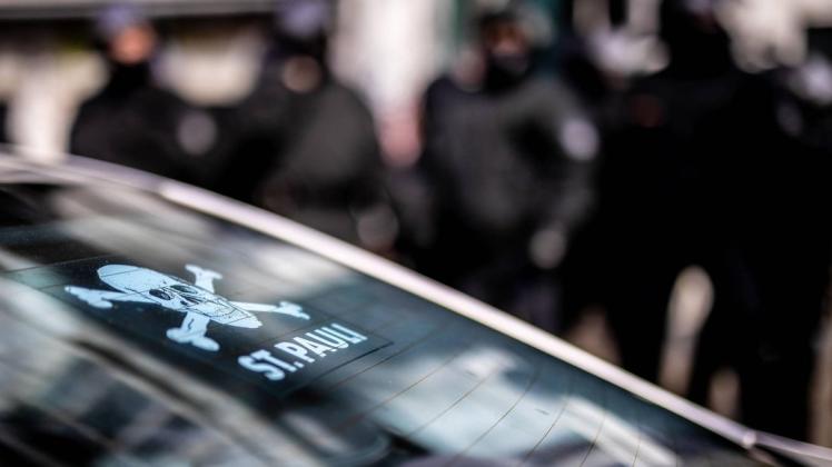 Mit einem Großaufgebot sicherte die Polizei das Nordderby in der 2. Fußball-Bundesliga zwischen Tabellenführer FC St. Pauli und FC Hansa Rostock. (Symbolfoto)