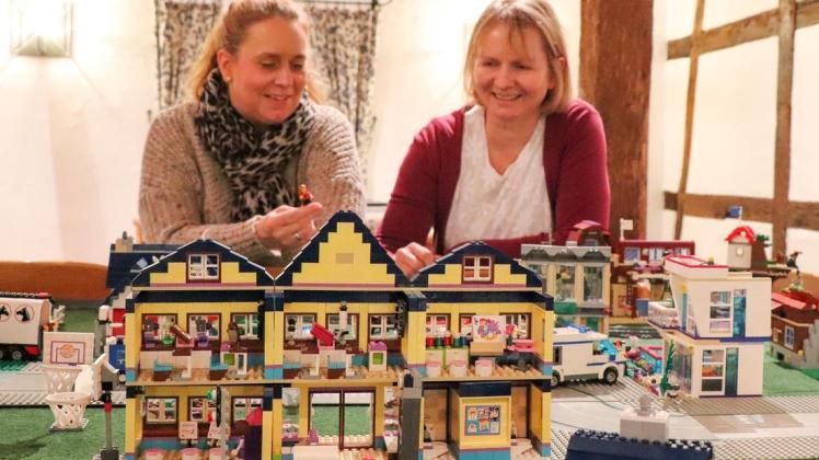 Begeisterte Lego-Fans sind auch die Jugendpflegerinnen Bianca Feist (links) und Ulla Tschauder. Die Schule im Vordergrund finden sie toll – wegen ihrer Kleinteiligkeit.