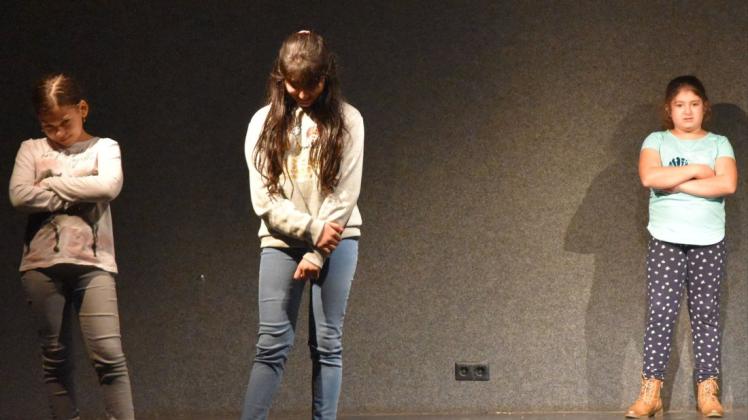 Die Gruppe der Acht- bis Elfjährigen behandelte in ihrem Theaterstück Themen wie Umweltverschmutzung und Krankheiten. Die Gruppe der Acht- bis Elfjährigen behandelte in ihrem Theaterstück Themen wie Umweltverschmutzung und Krankheiten.