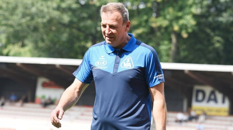 Bedient: Bezirksliga-Trainer Ralf Eilenberger vom SV Atlas Delmenhorst II sah beim GVO Oldenburg einen „lethargischen" Auftritt seiner Mannschaft.