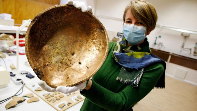 Archäologin Sara Snowadsky präsentiert die Hanseschale, eines der zehn bedeutendsten Fundstücke der Stadt Osnabrück.