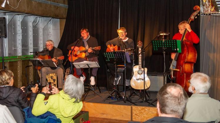Vier Männer im Rentenalter mit gemeinsamer Begeisterung für gute handgemachte Musik bilden die Band „Spätlese“. Am vergangenen Freitagabend konnten sich sich über eine restlos ausverkaufte „Minna“ im Boizenburger Hafen freuen.