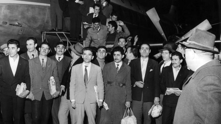 Das alte Foto zeigt Menschen aus der Türkei, die vor über 50 Jahren zum Arbeiten nach Deutschland kamen.