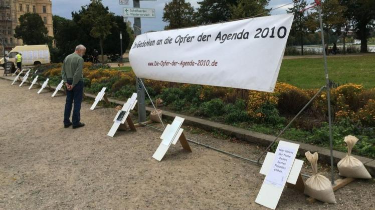 Mit Kreuzen wurde bereits Anfang Oktober den "Opfern der Agenda 2010 gedacht".