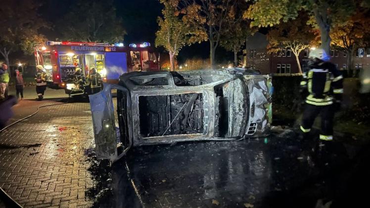 Dieser Twingo wurde am Mittwochabend am Bützower Gymnasium in Brand gesteckt.