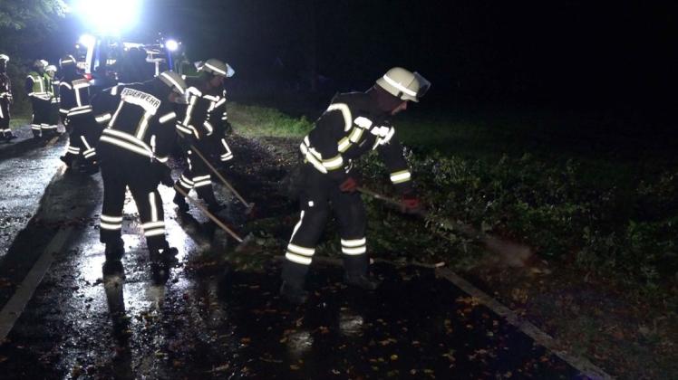 Sturmeinsatz: In Glandorf muss die Feuerwehr am Morgen einen umgestürzten Baum von der Straße räumen.