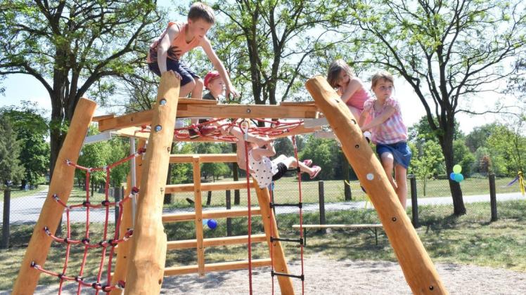 Mehr als ein Spielplatz: Die Begegnungsstätte in Kaarßen bietet Spielgeräte für Kinder, aber auch eine Treffmöglichkeit für die ältere Generation. Dieses Konzept soll nun auch in anderen Ortsteilen der Gemeinde Amt Neuhaus umgesetzt werden.