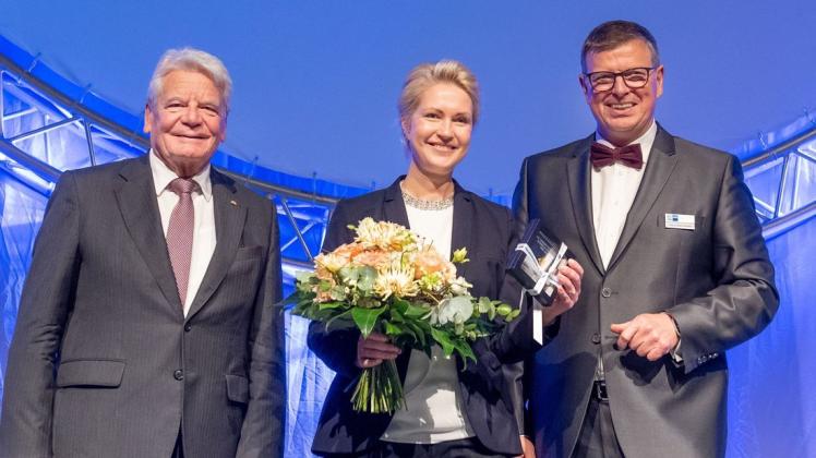 Jahresempfang der IHK zu Rostock: IHK-Präsident Klaus-Jürgen Strupp begrüßte Ministerpräsidentin Manuela Schwesig und Alt-Bundespräsident Joachim Gauck in der Rostocker Stadthalle.