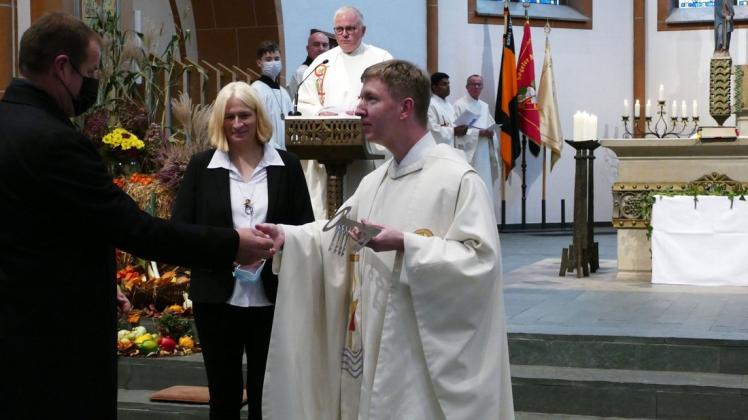 Die Kirchenvorsteher der sieben Kirchengemeinden überreichen die Schlüssel für die Kirchen und Pfarrheime an den neuen Pastor Jürgen Krallmann und die Pastorale Koordinatorin Maria Thünemann.