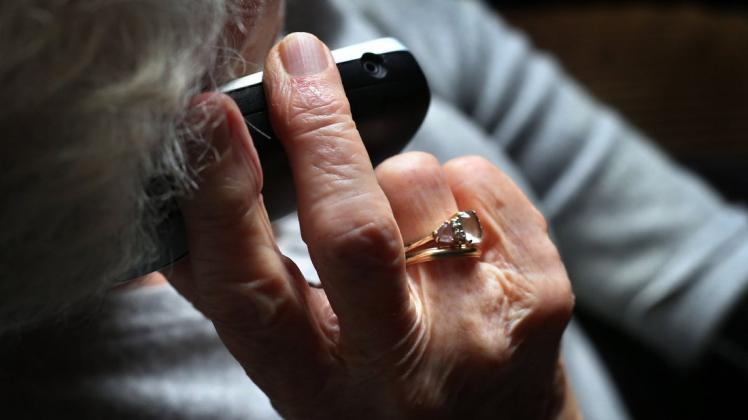 Immer wieder werden Senioren am Telefon Opfer von Trickbetrügern. Kurt Werner von Weißer Ring gibt Tipps, um nicht auf Betrüger hereinzufallen.