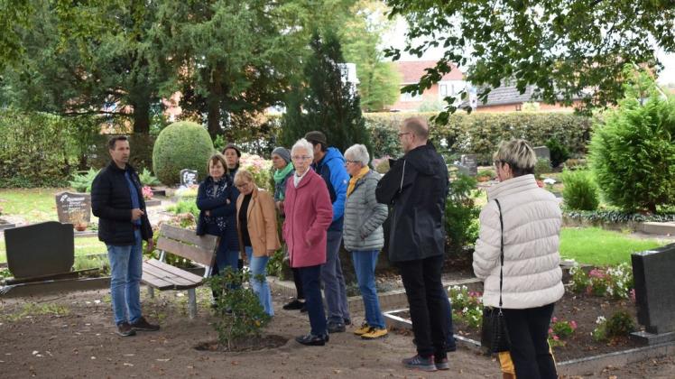Er zeigt den Mitgliedern des Fördervereins an einer Buche, wo die Baumbestattungen auf dem Boizenburger Friedhof möglich sein sollen: Alexander Jordt (l.).