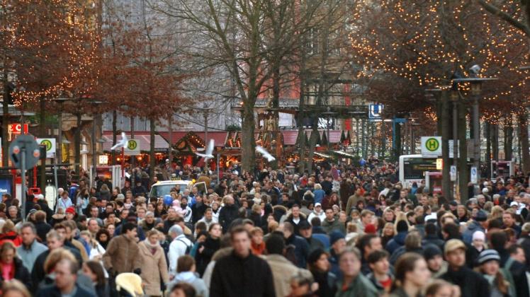 Beim Stress rund um die Weihnachtseinkäufe verfliegt die besinnliche Stimmung schnell. Doch Besserung scheint in Sicht. (Archivfoto)