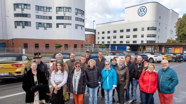 Am Ziel und doch fern: Mitglieder des VW T-Roc-Clubs auf dem Werksparkplatz.  Foto: Jörn Martens
