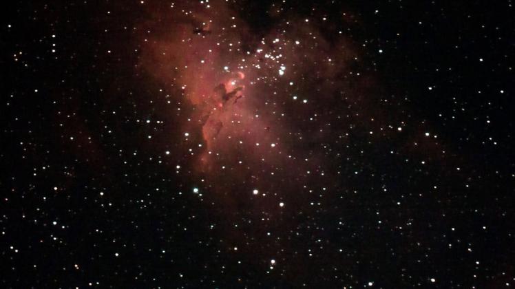Der Adlernebel M16 ist eine junge, offene Ansammlung von Sternen im Sternbild Schlange. Nach ihren charakteristischen Strukturen wird sie auch „Die Säulen der Schöpfung“ genannt.