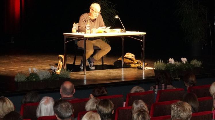 Gebannt lauschte das Publikum der Vorlesung von Hubertus Meyer-Burckhardt in Meppen.