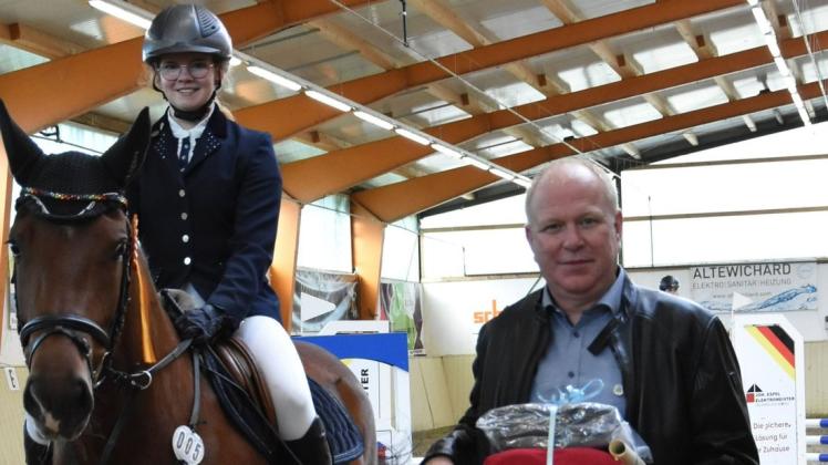 Erfolgreich und mit Preis ausgestattet: Ann-Christin Fricke und Ortsbürgermeister Erik Ballmeyer. Erfolgreich und mit Preis ausgestattet: Ann-Christin Fricke und Ortsbürgermeister Erik Ballmeyer.