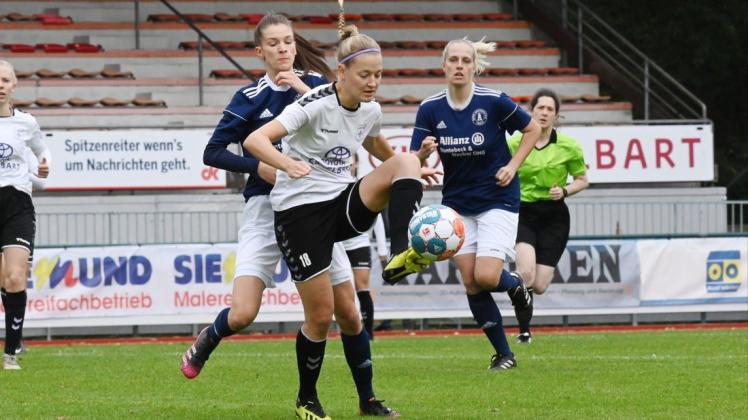 Die Fußballerinnen des TV Jahn Delmenhorst um Olivia Kulla (am Ball) führen die Fairnesstabelle der Regionalliga an.