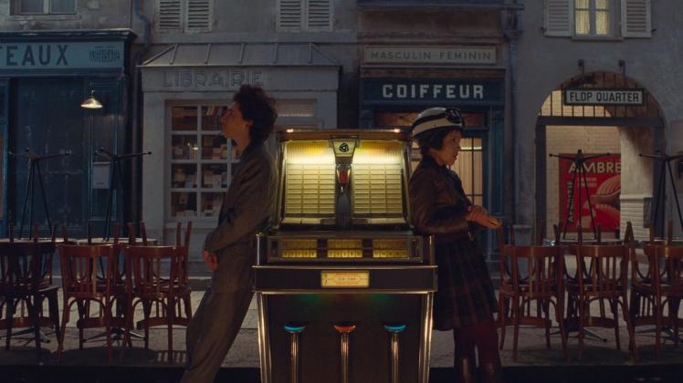 Timothée Chalamet (links) und Lyna Khoudri in einer Szene des Films „The French Dispatch“.