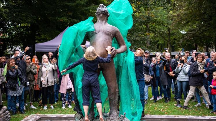 Es ist soweit: Das wiedererrichtete Kunstwerk "Sketch for a Fountain" der US-Künstlerin Nicole Eisenman wird am 2. Oktober 2021 von der Bürgerinitiative "Dein Brunnen für Münster" der Öffentlichkeit übergeben. Foto: Lino Mirgeler/dpa