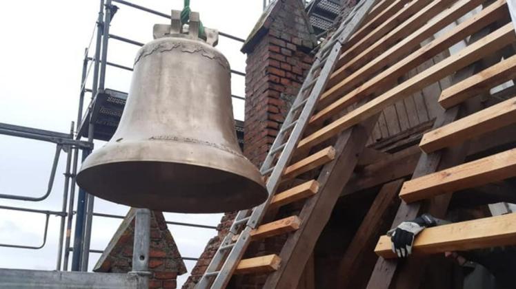 Die Glocke wird vom Kran in den Kirchturm gehoben.