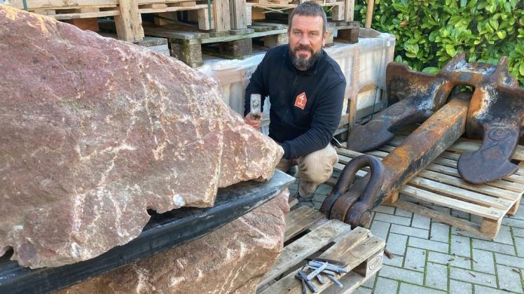 Es ist vollbracht: Der Rostocker Steinmetzmeister Nico Nautsch hat erfolgreich diesen 1,3 Tonnen schweren Findling gespalten und die obere Hälfte auf einen Gabelstapler gelegt. Auf die untere wird der ausrangierte Anker montiert. Beides soll in einen Vorgarten kommen. Es ist vollbracht: Der Rostocker Steinmetzmeister Nico Nautsch hat erfolgreich diesen 1,3 Tonnen schweren Findling gespalten und die obere Hälfte auf einen Gabelstapler gelegt. Auf die untere wird der ausrangierte Anker montiert. Beides soll in einen Vorgarten kommen.