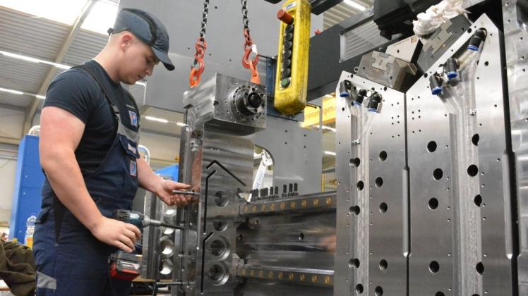 Schon seit seiner Ausbildung im Unternehmen: Jan Maschke bei der Montage eines ACS-Fertigungssystems