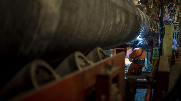 Spezialisten auf dem Verlegeschiff Fortuna haben das letzte Rohr der beiden Stränge der Nord Stream 2-Pipeline verschweißt.