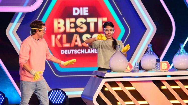 Clarissa und Tobi führen ein Experiment bei "Die beste Klasse Deutschlands" 2021 durch.