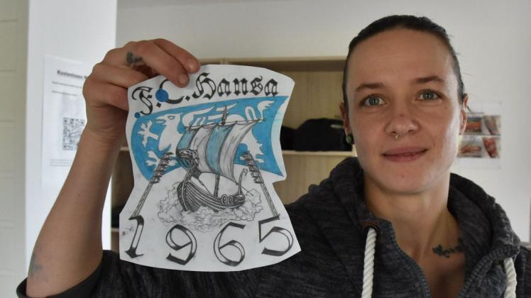 Blau muss sein: Das Wappen des FC Hansa tätowiert Ina Hamann derzeit bei vielen Kunden.