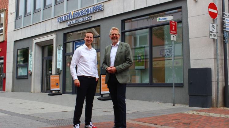 Vor dem neuen Service-Center an der Langen Straße 85: Stadtwerkechef Hans-Ulrich Salmen (re.) und Marketing-Bereichsleiter Jan Speer wollen künftig die Kundenfrequenz steigern.