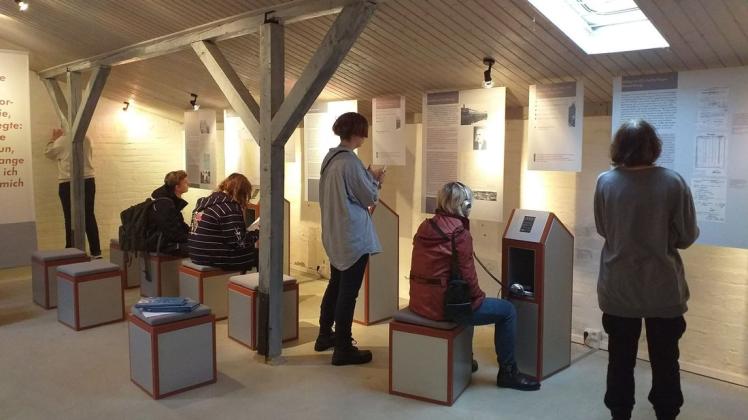 Im Boizenburger Elbbergmuseum besuchten die zehnten Klassen der Rudolf-Tarnow-Schule eine Ausstellung in der ehemaligen Baracke eines KZ-Außenlagers.