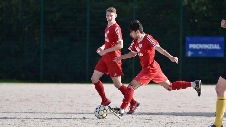 Der Tabellendritte der Staffel II, Rostocker FC II, kam zu einem 4:1 beim SV Warnemünde II. Shokhjakhon Khayrilloev, der hier zum Schuss ansetzt, traf zum Endstand, während Daniel Kremer (hinter ihm) das 3:0 erzielte. Der Tabellendritte der Staffel II, Rostocker FC II, kam zu einem 4:1 beim SV Warnemünde II. Shokhjakhon Khayrilloev, der hier zum Schuss ansetzt, traf zum Endstand, während Daniel Kremer (hinter ihm) das 3:0 erzielte.