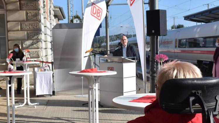 Bützow ist Halteort für einen ICE. Der rollt just in dem Moment ein, als Bützow Bürgermeister Christian Grüschow auf der Feierstunde zur Eröffnung des barrierefreien Bahnhofes vor einer Woche das Wort ergreift.