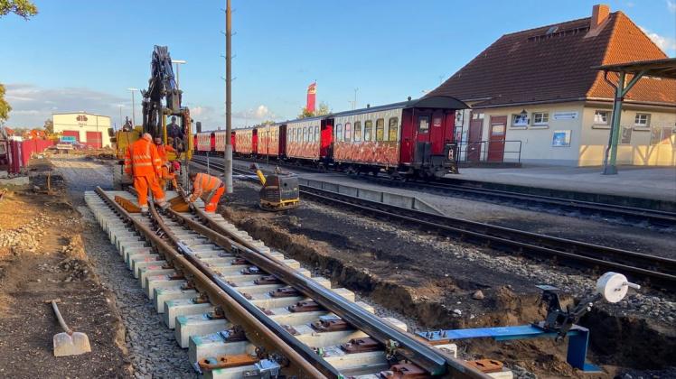 Am Bahnhof in Bad Doberan werden derzeit alte Weichen ausgetauscht, um die Eisenbahnsicherheit auch künftig gewährleisten zu können. Am Bahnhof in Bad Doberan werden derzeit alte Weichen ausgetauscht, um die Eisenbahnsicherheit auch künftig gewährleisten zu können.