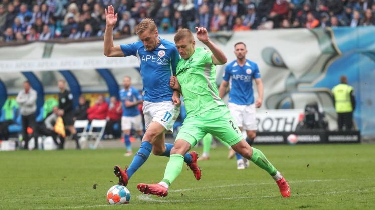 Der Rostocker Hanno Behrens (links, hier gegen den Sandhäuser Aleksandr Zhirov) freut sich als Nordlicht und gebürtiger Elmshorner auf die Partie am Sonntag am Millerntor gegen den FC St. Pauli.