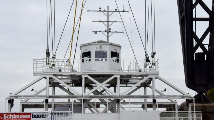 Damit die Schwebefähre gesehen wird: Der Mast mit den Schifffahrtszeichen wurde auf dem Fahrstand installiert.