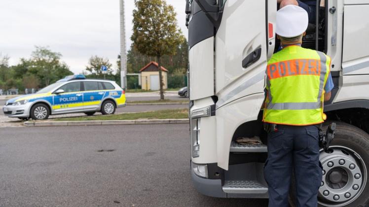 Bei einer Kontrollwoche der Polizeidirektion Osnabrück sind in der vergangenen Woche mehr als 300 Lkw und Busse kontrolliert worden. Dabei wurden fast 100 Verstöße festgestellt. (Symbolbild)