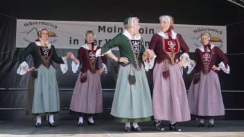 Tanzen begeistert sie:  Auftritt der Trachtengruppe beim Tag der Vereine 2019 in Wilster.