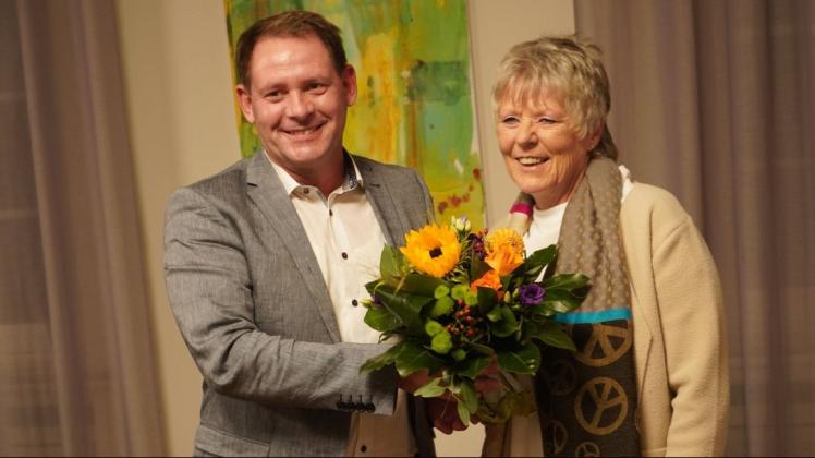 Über neun Jahre  war Regina Meyer-Kietzmann Gleichstellungsbeauftragte der Gemeinde Hilter. Jetzt setzt sie andere Schwerpunkte. Zum Abschied gab es  Blumen von Bürgermeister Marc Schewski.