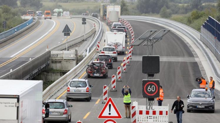 Auch hier staut es sich: Die 2017 teilweise eingesackte Ostseeautobahn bei Tribsees wurde Ende September zur Hälfte für den Verkehr freigegeben.