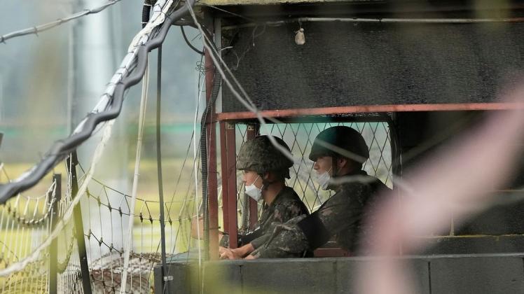 Zwei Südkoreanische Soldaten in einem Militärposten am Imjingak-Pavillon nahe der Grenze zu Nordkorea. Das nordkoreanische Militär hat nach Informationen Südkoreas am Dienstagmorgen erneut eine ballistische Rakete getestet.