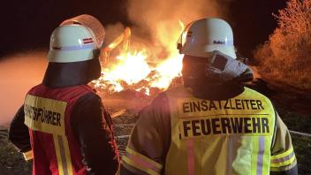 Zu zwei Großbränden sind in der Nacht zum Dienstag die Freiwilligen Feuerwehren in Schashagen und in Hinrichsdorf auf der Ostseeinsel Fehmarn ausgerückt.