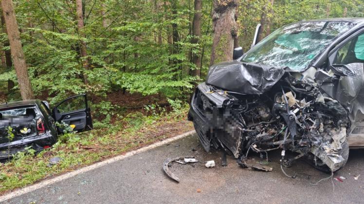 Zwei der beteiligten Fahrzeuge nach dem Unfall.